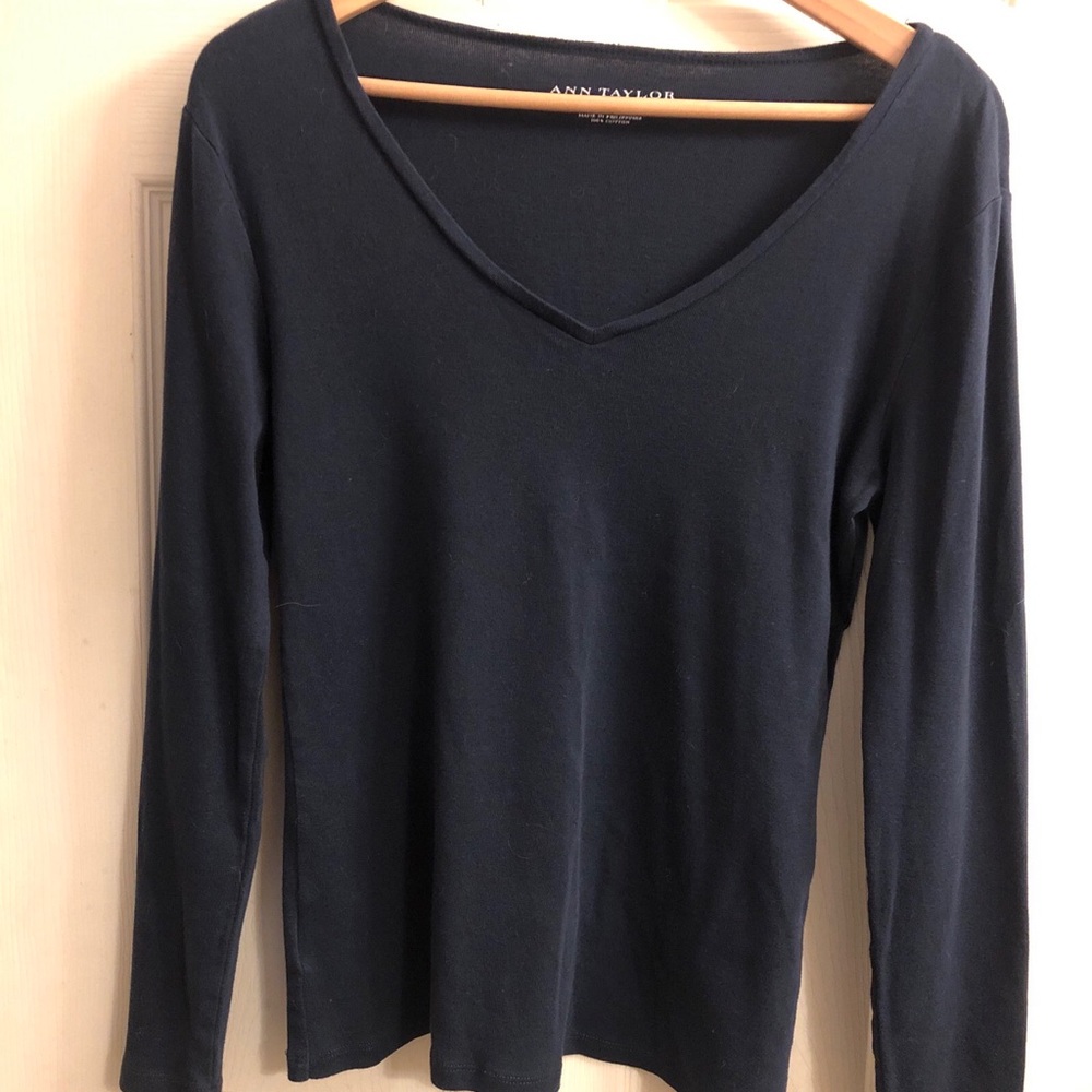 AnnTaylor long sleeved tshirt. Cotton. SZ-medium navy blue, a great basic